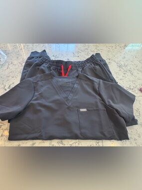 FIGS Scrub Set Catarina top M/ Uman relaxed jogger pants M. Red drawstring